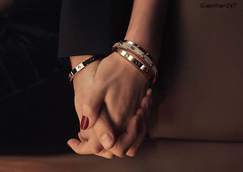 Ý nghĩa vòng tay Cartier không chỉ đơn giản là một món trang sức sang trọng mà còn là biểu tượng của tình yêu và sự quý giá. Từ chiếc vòng tay Love đầy ý nghĩa cho đến những mẫu vòng tay tinh tế khác, tất cả đều mang trong mình thông điệp về sự đoàn kết, tình cảm và sự đẹp đẽ. Hãy cùng khám phá ý nghĩa đặc biệt của vòng tay Cartier.